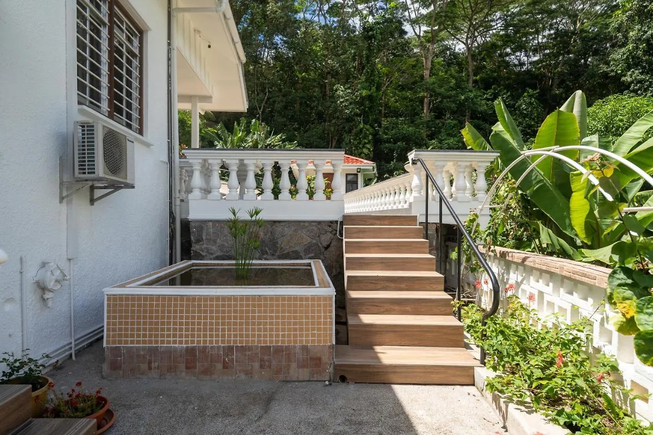 Guest house Janes' Serenity Guesthouse Anse a La Mouche