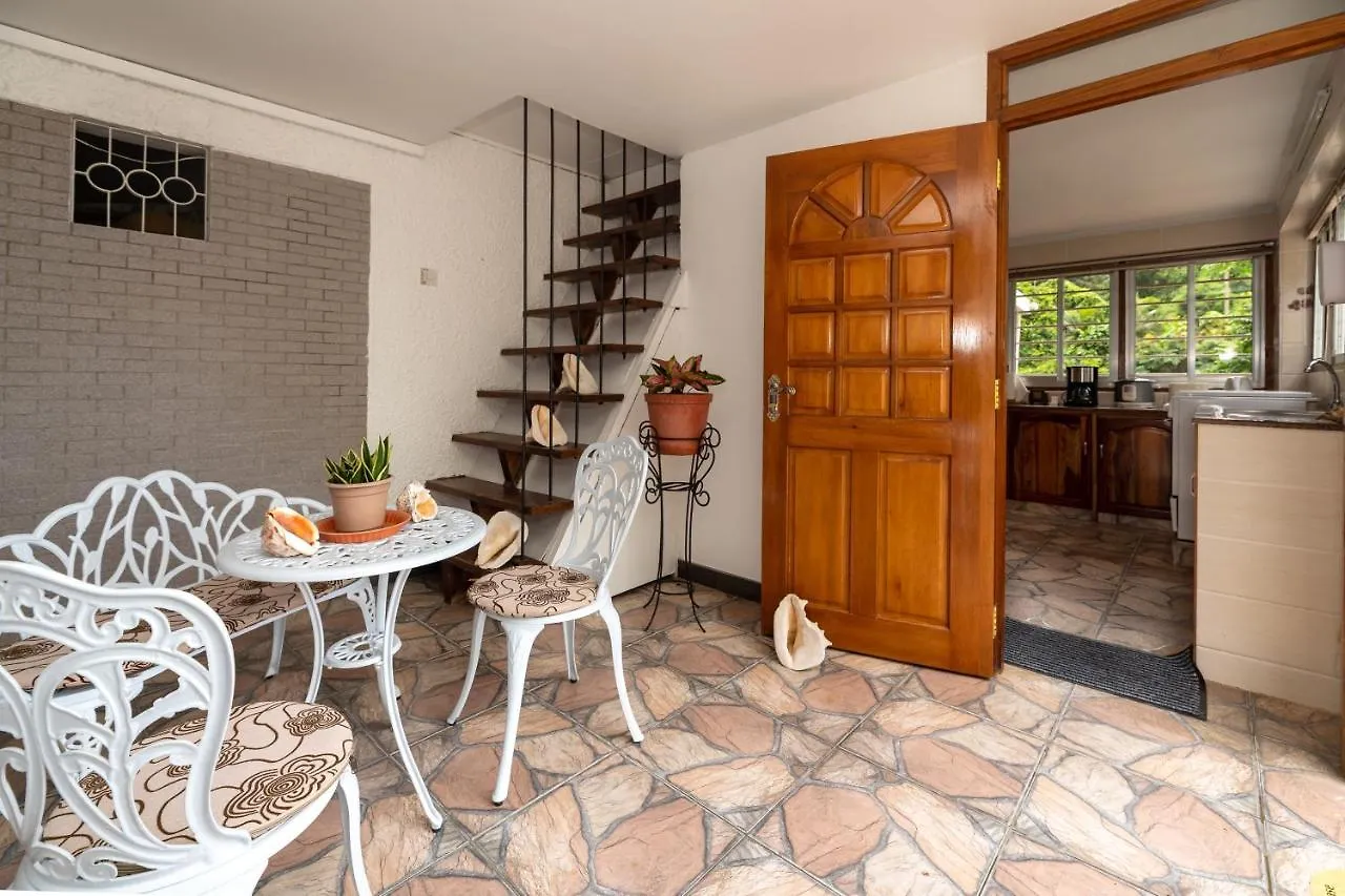 Guest house Janes' Serenity Guesthouse Anse a La Mouche